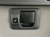 【シートバックレバー】運転席は、インパネのスイッチとシート下のハンドル、またはシートバックのスイッチとレバーを操作することでスライドが可能。