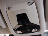 【SOSコール】車両の通信システムにより、SOSコールを発信することが可能です。また、エアバックの開くような大きな事故の場合は自動で通信を開始します。もしもの時にも安心です。