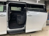 両側パワースライドドア付き!狭い駐車スペースなどでの乗り降りラクラク♪小さなお子さまのいるご家庭には嬉しい装備です。