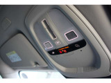 運転席のルーフには室内照明だけでなくSOSの通報ボタンが装備されています 事故の際にはワンプッシュでレスキューと通話が可能です