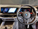 【ハンドル】ドライバーとBMW車の一体感がダイレクトに伝わるステアリングホイール。形状・太さへの拘りに加えて、操作性を高める為にスイッチ類も配置。クイックかつ安定のドライビングを体感下さい!