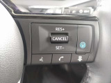 高速道路単一車線の運転支援機能、「プロパイロット」のステアリングスイッチ。一般道では先行車追従機能のアダクティブ クルーズコントロールのみご使用頂けます。