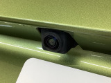 車の後方に小型カメラが付いておりバックする際の後方の様子をモニター上に表示します。