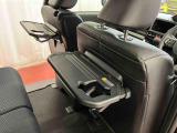 【格納式シートバックテーブル(運転席/助手席)】ものが落ちにくいふち高テーブルはタブレットが立てかけられ、お子様用のマグカップや500mlの紙パックが入るカップホルダ―も備えてます。