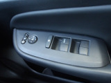 運転席のスイッチで全てのウィンドウの開閉操作を行うことができます。ロックボタンをONにしておくと、運転席以外のウィンドウは作動しないのでお子様を乗せているときなども安心ですね♪