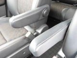 ★アームレスト★運転席や助手席、または後席に設置される肘を置くための台座です。運転や長距離ドライブ中の疲労軽減や快適性向上を目的としています。