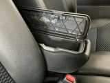 【フロントセンターアームレスト(ボックス付き)】運転席と助手席の間には、小物が収納できるボックス付のアームレストが装備!必要な物をぱっと取り出せて車内もスッキリです♪