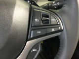 ハンドルの右側に追従機能の操作スイッチが付いています。高速道路などで、車が前の車との車間距離と速度を保ち追従していきます。高速道路でもアクセルを踏まずに運転することができるので疲労軽減できます。