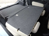 シートを倒せば大きな荷物も運べます。