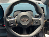 丸を基調としたMINIらしい運転席デザイン