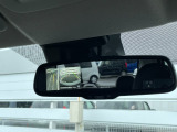 ルームミラーからもリアカメラ画像が確認出来ます。