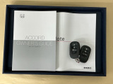 メンテナンスノート【点検整備記録簿・保証書】、取説も揃ってます。スマートキーはバッグなどにしまったままボタン操作でエンジンの始動・停止ができて大変便利です