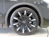 純正のアルミホイール装着車です。タイヤサイズは225/45R21です。