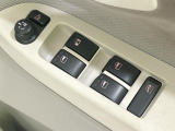 【電動格納ミラー】サイドミラーは電動格納式となっており、狭い駐車場でもキズがつくリスクを抑えられます。