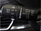 【オートワイパー機能】レバーをAUTOの位置にしているとき、レインセンサーが雨を感知すると、雨量に応じて、ワイパーが自動で作動します。