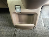 運転席と助手席間の足もとにアクセサリーソケットを装備♪専用のカーチャージャーを挿すことで運転しながらスマホなどの機器も充電していただけます!