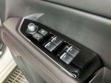 パワーウィンドウのスイッチですよ。運転席に居ながら窓を開け閉めのコントロールできます。