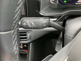 Volkswagenの車両のウィンカーはハンドルの左側に装着されております。国際的な規格に則ったウィンカーレバーの位置となっております。
