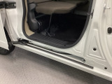 ホンダ車の低床ボディは乗りやすく、足元も広びろですよ。