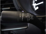 【オートワイパー機能】レバーをAUTOの位置にしているとき、レインセンサーが雨を感知すると、雨量に応じて、ワイパーが自動で作動します。
