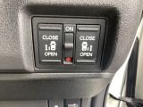 スライドドアは両側とも電動です。