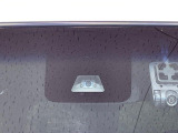 【スマートアシスト】走行中に前方の車両等を認識し、衝突しそうな時は警報とブレーキで衝突回避と被害軽減をアシスト。より安全にドライブをお楽しみいただけます。