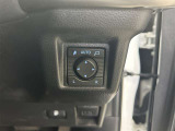 日本の駐車場は幅が広くないところが多くて、乗り降りが大変だったりしますよね。電動ミラーがあれば、室内でミラーをたためるので、駐車するときも便利ですね。