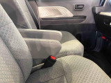 センターアームレスト付きで運転中も腕が楽々!