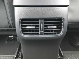 後部座席にもエアコン吹き出し口がしっかり装備されています。