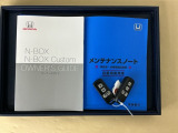 メンテナンスノート【点検整備記録簿・保証書】、取説も揃ってます。スマートキーはバッグなどにしまったままボタン操作でエンジンの始動・停止ができて大変便利です