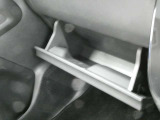 助手席前には車検証の収納に便利なグローブBOXが備わっています。