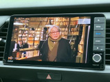 停車時に映像を楽しめるTV機能も搭載。快適な車内空間で、旅の時間を有効活用できます。