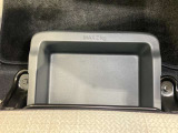 助手席アンダーボックスは運転用の替え靴や、車内に常備しておきたい子供用品、着替えた服などが収納できて便利です。女性に嬉しい収納スペースです