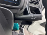直感的な操作で、安全な車線変更をサポート。周囲への注意喚起もスムーズに行えます。
