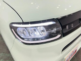 白く明るい光で夜間走行をサポートするLEDヘッドランプを搭載
