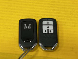 スマートキーからも両側自動スライドドアの開閉操作ができます!スマートキーはかばんやポケットに入れておけば、ドアのロックアンロックやエンジンの始動が可能!