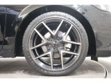 純正のアルミホイールが足元を飾ります!タイヤサイズは235/40R18 になります。