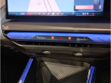 【ⅰドライブナビゲーション】文字情報も鮮明に表示する高解像度カラーディスプレイを採用。視認性に優れた地図デザインと特徴的な建造物を目印にした描写表示で現在位置を把握できます。地図データの更新も可能です