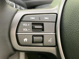 後退時には、リアビューカメラの映像がモニターに表示され、安全性を高めながら駐車場での運転をサポートします。段差や障害物を容易に確認できます。
