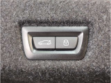 【電動テールゲート】オートマアチックトランクリッドオペレーションが装備されています。両手が塞がっている時でも、スマートキーを身につけていればハンズフリーで開閉可能です。
