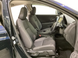 広い足元にゆったり座れるシートには肘掛けも装備しており長距離の運転でも疲れにくくなってます。女性でも運転がしやすいように、シートの高さ調整機能(シートリフター)がついています。
