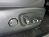 スイッチ一つでシート調整可能な電動パワーシートです。 細かい調整ができるので、何時でも思い通りのポジションが取れますね。