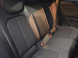 体を支えるためにシートを硬めにしております。長時間の運転でも疲れにくいように、サポート力重視で設計されております。