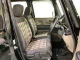 女性でも運転がしやすいように、シートの高さ調整機能(シートリフター)がついています。運転席と助手席の間が空いている為、助手席側への移動がスムーズです。交通量の多い道でも助手席側から乗り降りができます。