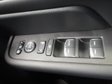 運転席のスイッチで全てのウィンドウの開閉操作を行うことができます。ロックボタンをONにしておくと、運転席以外のウィンドウは作動しないのでお子様を乗せているときなども安心ですね♪