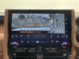 【床下透過表示機能付パノラミックビューモニター】自車周辺をぐるりと俯瞰できるカメラで危険を察知。「床下透過機能」付で、駐車場の白線などにまたがった場合でも画面を見れば一目瞭然です。
