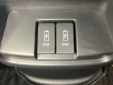 リアダクトの下には充電可能なUSB端子が2個ついています。移動中に充電もできるので便利です。