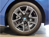 【BMWアロイホイル】軽量かつ強度に拘ったアロイホイル。走行性能ポテンシャルを引き出す設計。車の足元を引き締めてくれる大きなポイントはアロイホイルです。