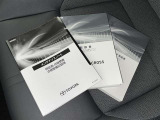 メンテナンスノート、取扱説明書です。 その車の整備記録が事細やかに記録されています。 車が生まれてから今までどのような道を歩んできたのか判るとても重要な物ですよ。