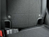 ◆ISOFIX◆シートベルトいらずでチャイルドシートと固定金具を連結するだけでガッチリ固定できます。